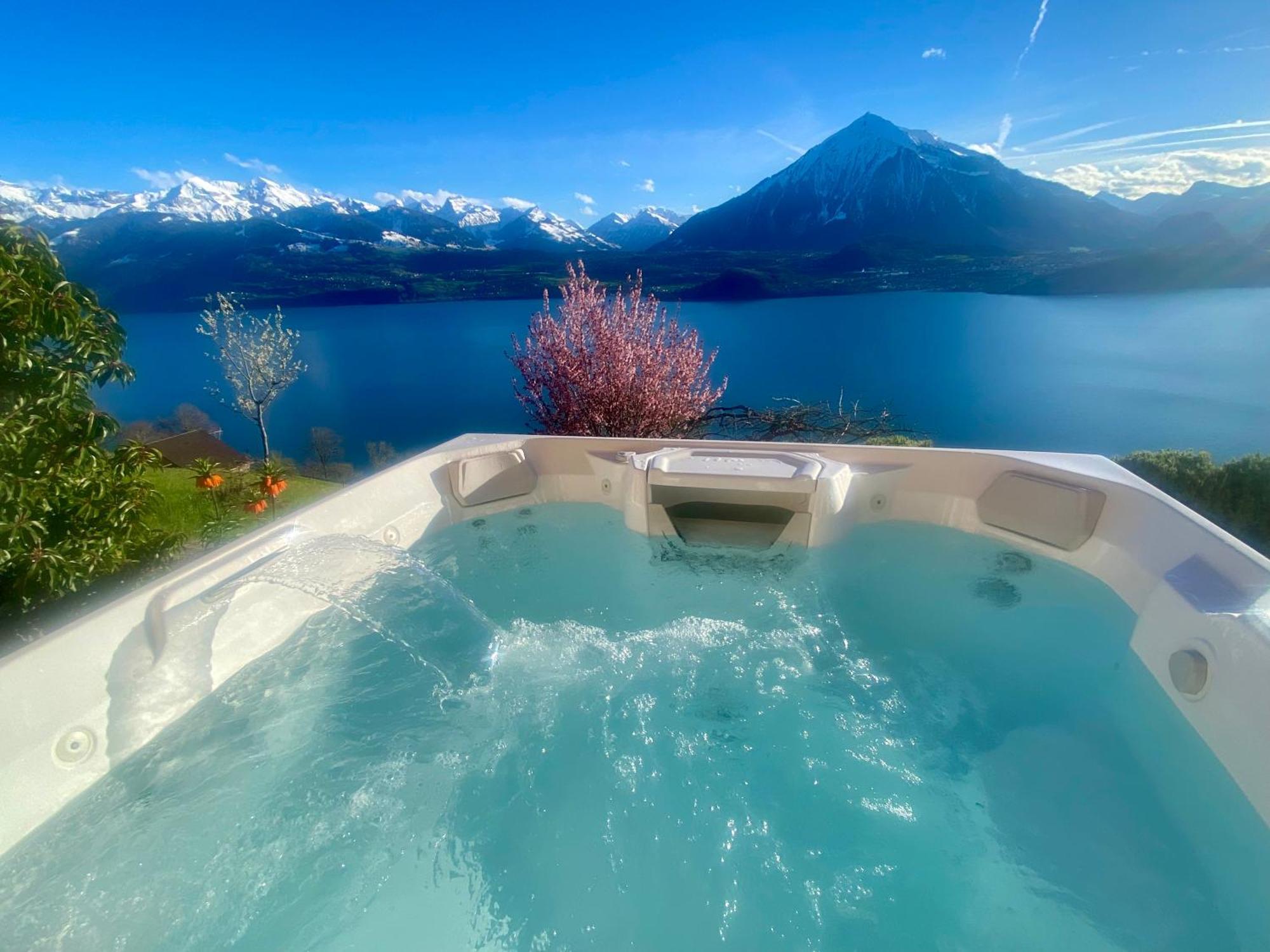 Chalet Egglen "Typical Swiss House, Best Views, Private Jacuzzi" Sigriswil Esterno foto